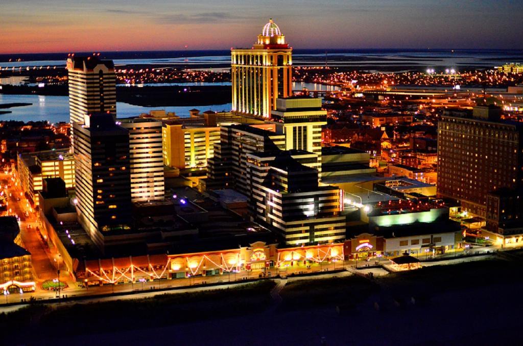 Tropicana Casino And Resort Atlantic City Exteriör bild The casino at night